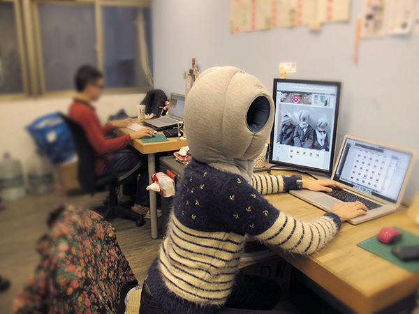 【生活玩物】走到哪睡到哪,一戴上立刻讓你大睡一場的 Ostrich Pillow 鴕鳥枕