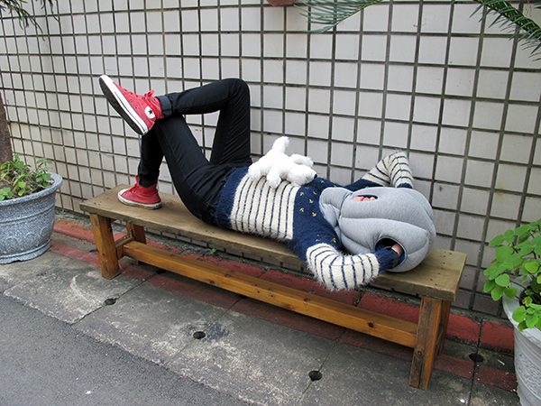 【生活玩物】走到哪睡到哪,一戴上立刻讓你大睡一場的 Ostrich Pillow 鴕鳥枕