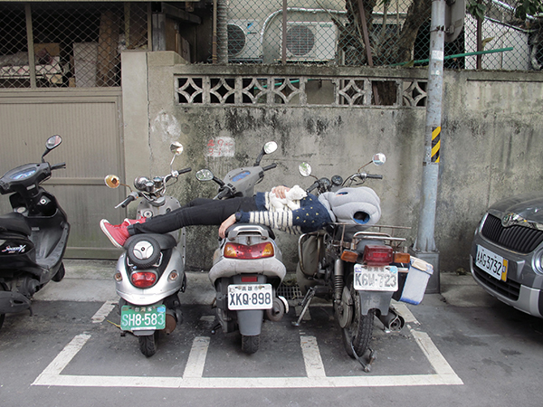 【生活玩物】走到哪睡到哪,一戴上立刻讓你大睡一場的 Ostrich Pillow 鴕鳥枕