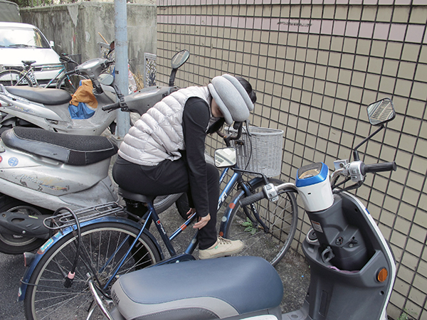 【生活玩物】走到哪睡到哪,一戴上立刻讓你大睡一場的 Ostrich Pillow 鴕鳥枕