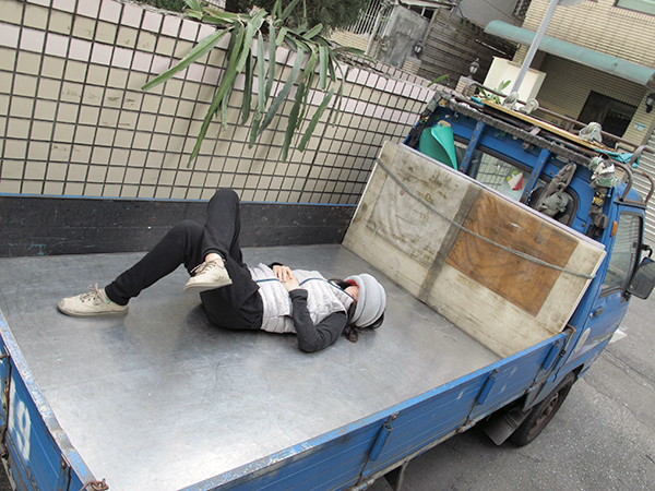 【生活玩物】走到哪睡到哪,一戴上立刻讓你大睡一場的 Ostrich Pillow 鴕鳥枕