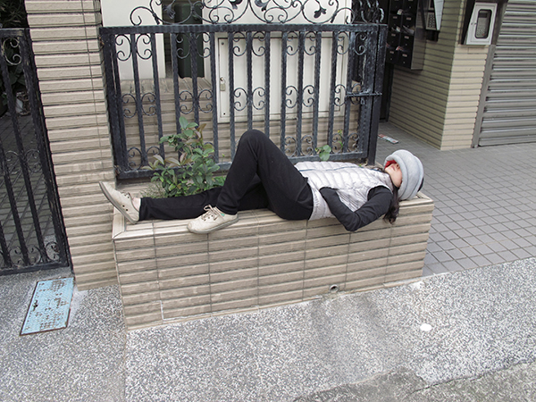 【生活玩物】走到哪睡到哪,一戴上立刻讓你大睡一場的 Ostrich Pillow 鴕鳥枕