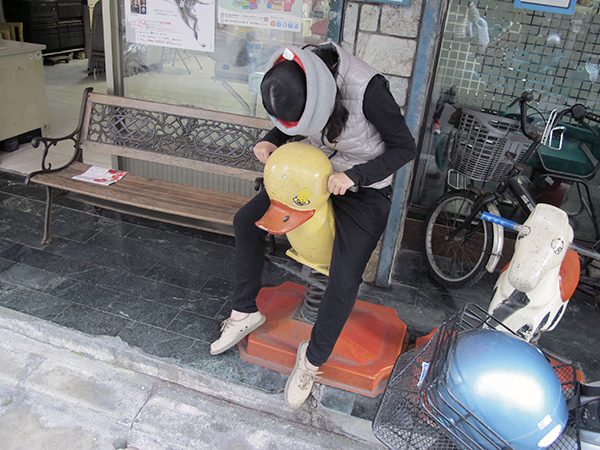 【生活玩物】走到哪睡到哪,一戴上立刻讓你大睡一場的 Ostrich Pillow 鴕鳥枕