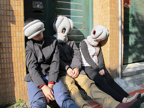 【生活玩物】走到哪睡到哪,一戴上立刻讓你大睡一場的 Ostrich Pillow 鴕鳥枕