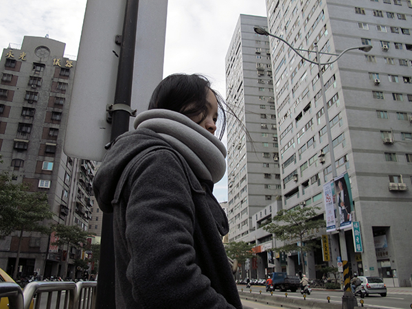 【生活玩物】走到哪睡到哪,一戴上立刻讓你大睡一場的 Ostrich Pillow 鴕鳥枕