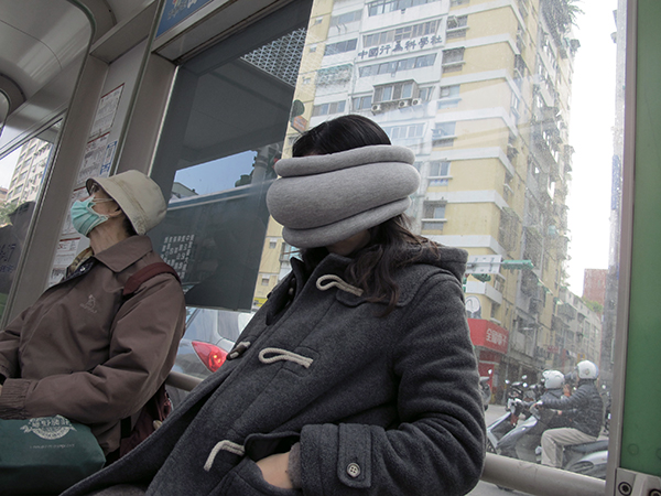 【生活玩物】走到哪睡到哪,一戴上立刻讓你大睡一場的 Ostrich Pillow 鴕鳥枕