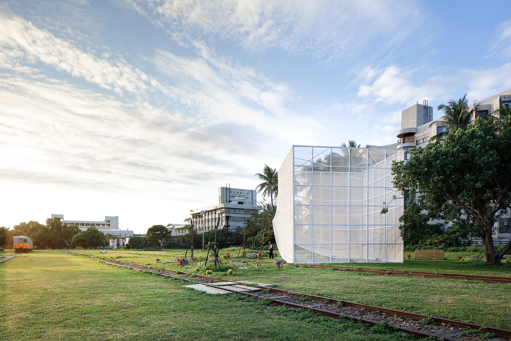 玩轉台東老鐵道空間與記憶！葡萄牙藝術團隊FAHR 021.3打造輕透空間「Nook 光合台東」掀起蓋頭來