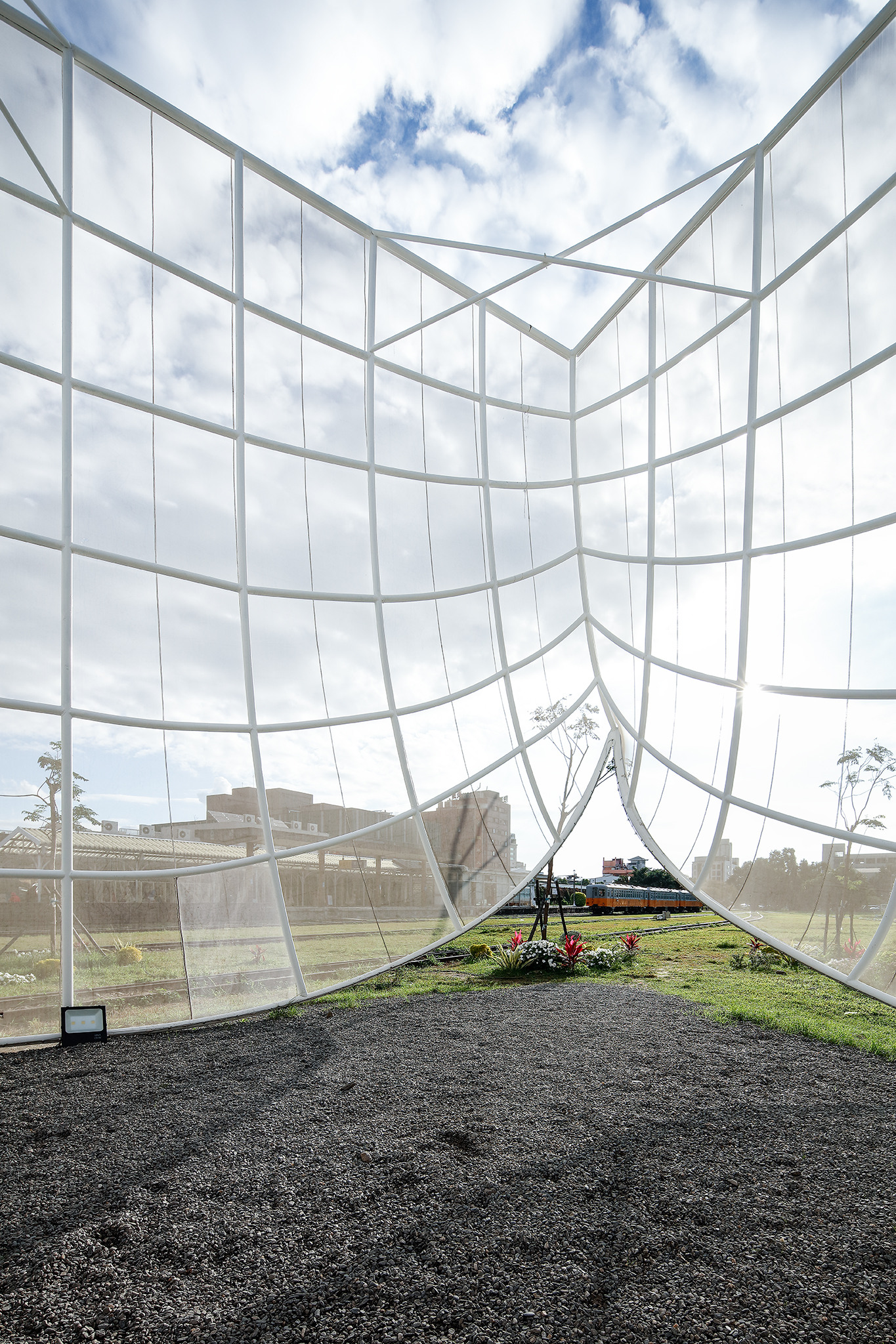 玩轉台東老鐵道空間與記憶！葡萄牙藝術團隊FAHR 021.3打造輕透空間「Nook 光合台東」掀起蓋頭來