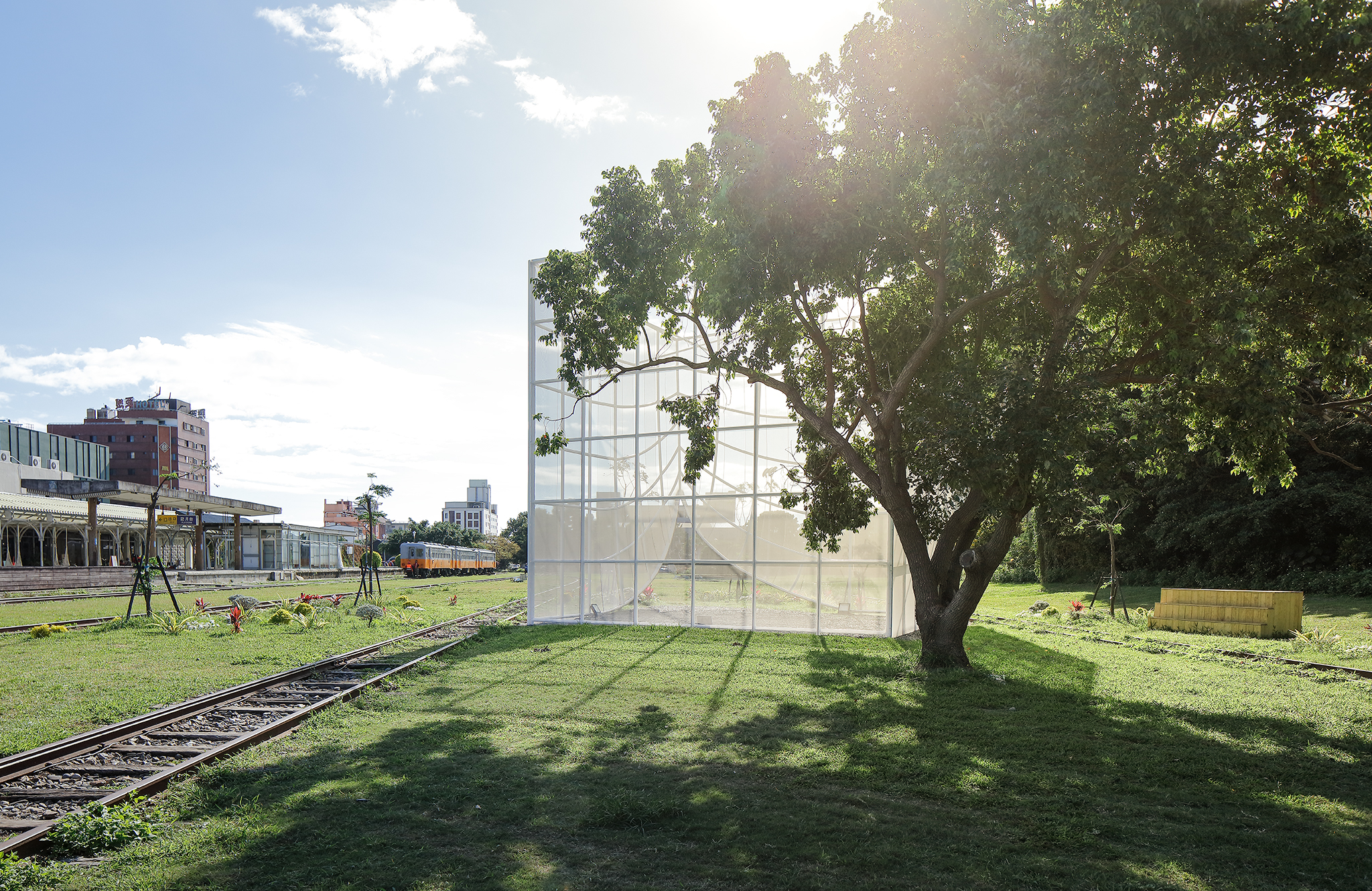 玩轉台東老鐵道空間與記憶！葡萄牙藝術團隊FAHR 021.3打造輕透空間「Nook 光合台東」掀起蓋頭來