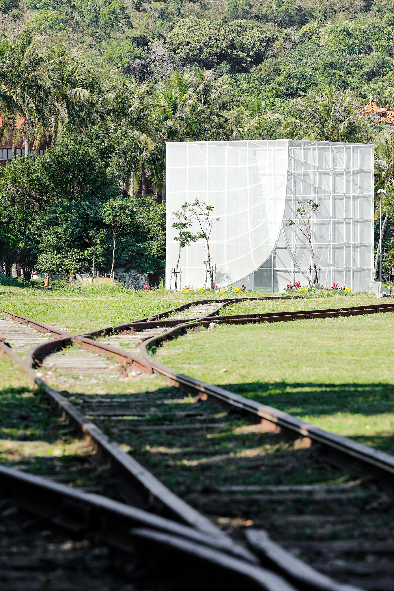 玩轉台東老鐵道空間與記憶！葡萄牙藝術團隊FAHR 021.3打造輕透空間「Nook 光合台東」掀起蓋頭來