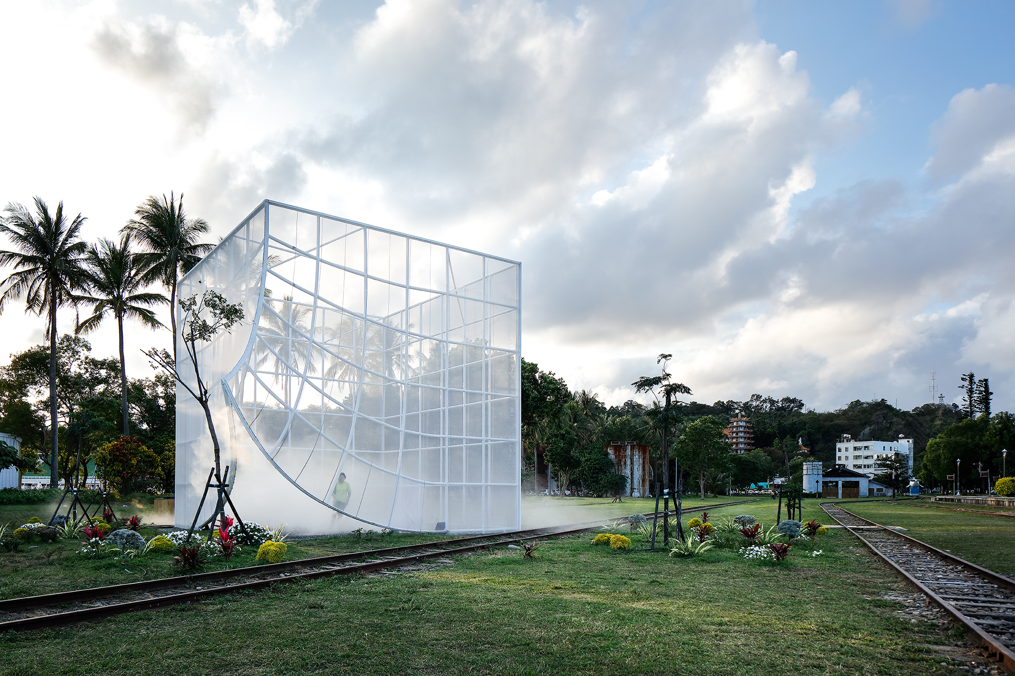 玩轉台東老鐵道空間與記憶！葡萄牙藝術團隊FAHR 021.3打造輕透空間「Nook 光合台東」掀起蓋頭來
