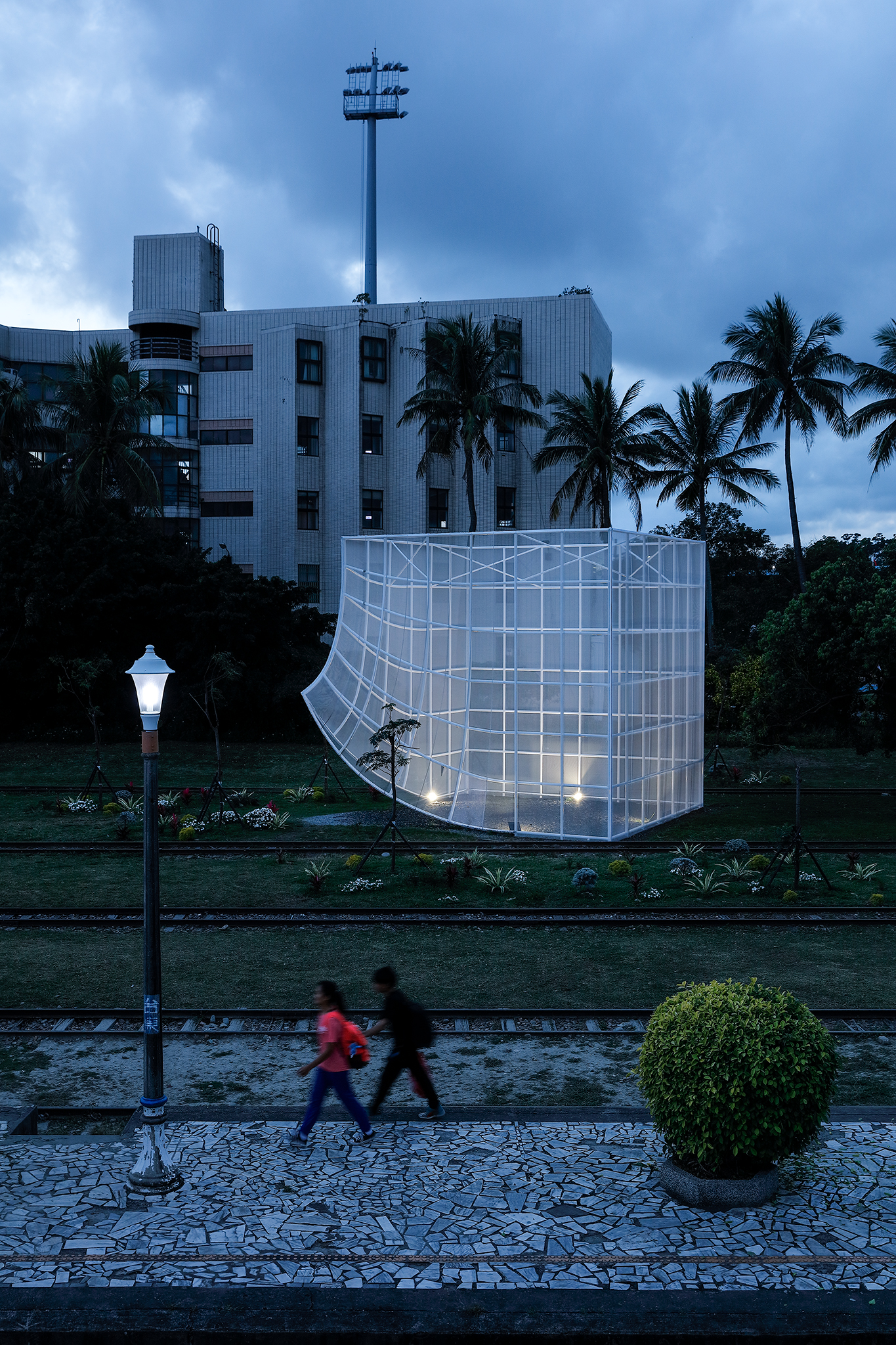 玩轉台東老鐵道空間與記憶！葡萄牙藝術團隊FAHR 021.3打造輕透空間「Nook 光合台東」掀起蓋頭來