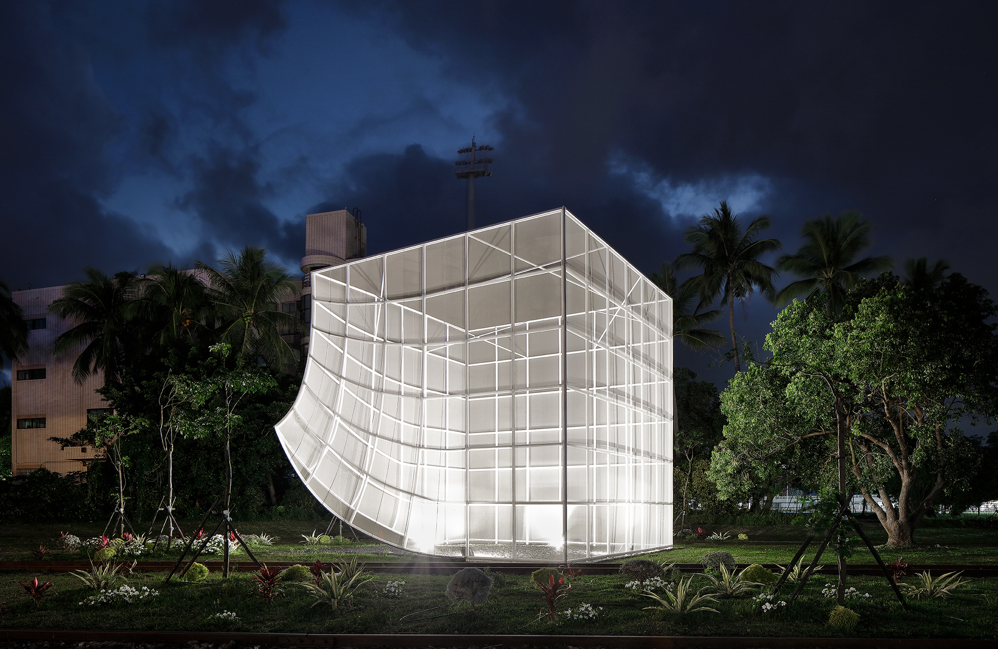 玩轉台東老鐵道空間與記憶！葡萄牙藝術團隊FAHR 021.3打造輕透空間「Nook 光合台東」掀起蓋頭來