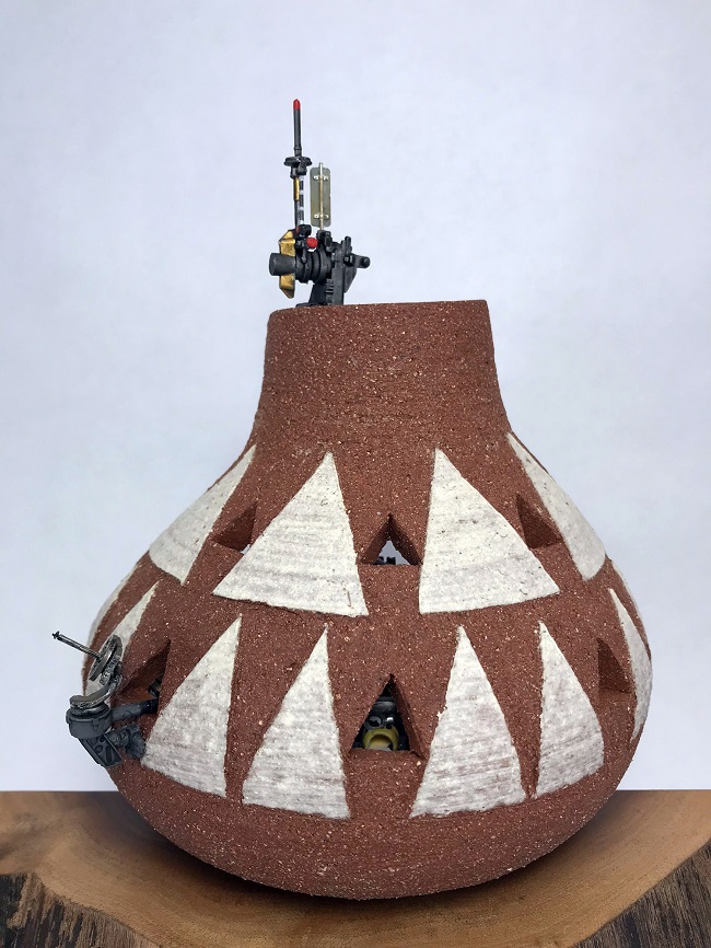 把陶器剖一半！陶器內別有一番洞天的微型工作室