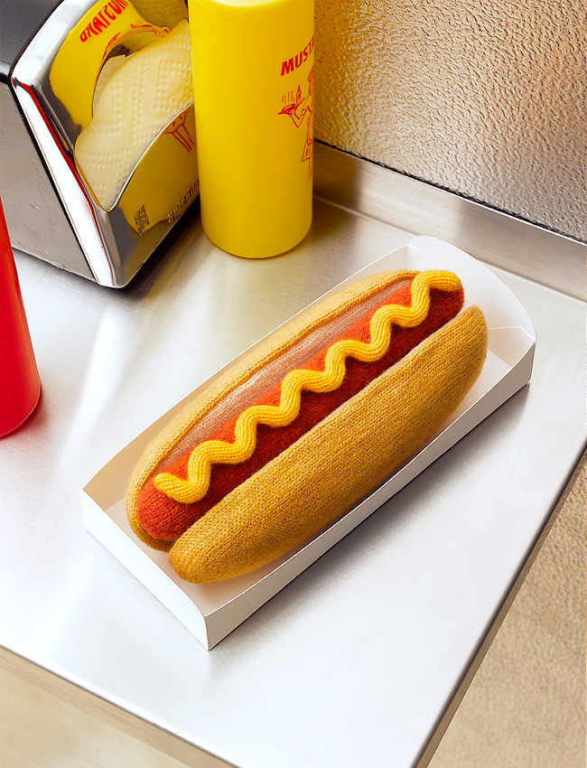 用針織品取代塑料模型，擺進櫥窗一樣鮮豔誘人！