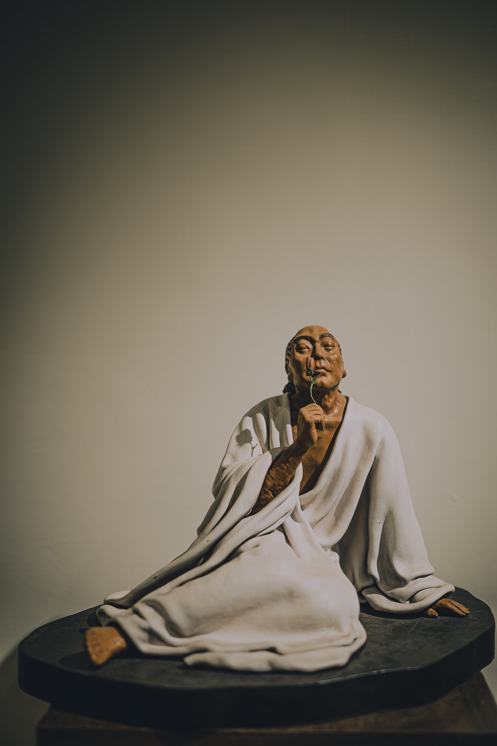 精巧皮雕藝術！台灣藝術家段安國「浮相」用皮革雕塑人偶呈現人生百態