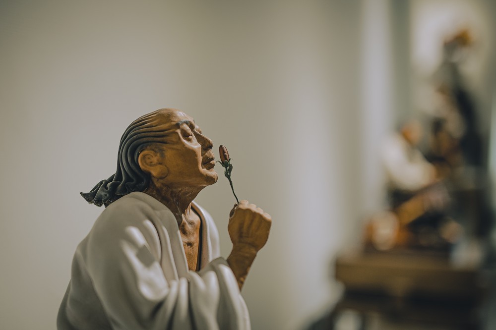 精巧皮雕藝術！台灣藝術家段安國「浮相」用皮革雕塑人偶呈現人生百態