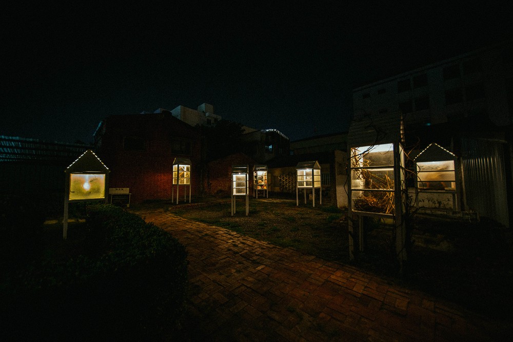 台南鹽水「2021月之美術館」登場！木質鏤空窗花、老屋光雕等18件藝術裝置