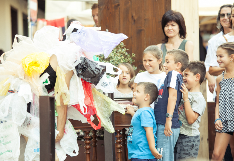 體驗不打烊的台北城!2019 台北白晝之夜大趣看充氣巨型兔子、強迫社交椅等 60 件裝置表演