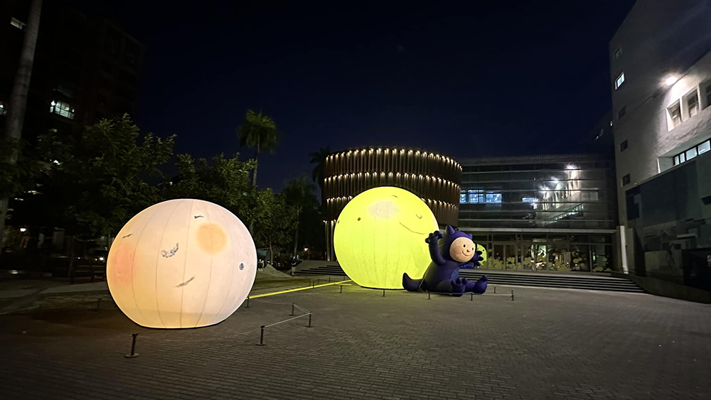 台南2024新營波光節作品懶人包！天鵝湖光影創作、幾米月亮裝置藝術勾勒「波光圈」