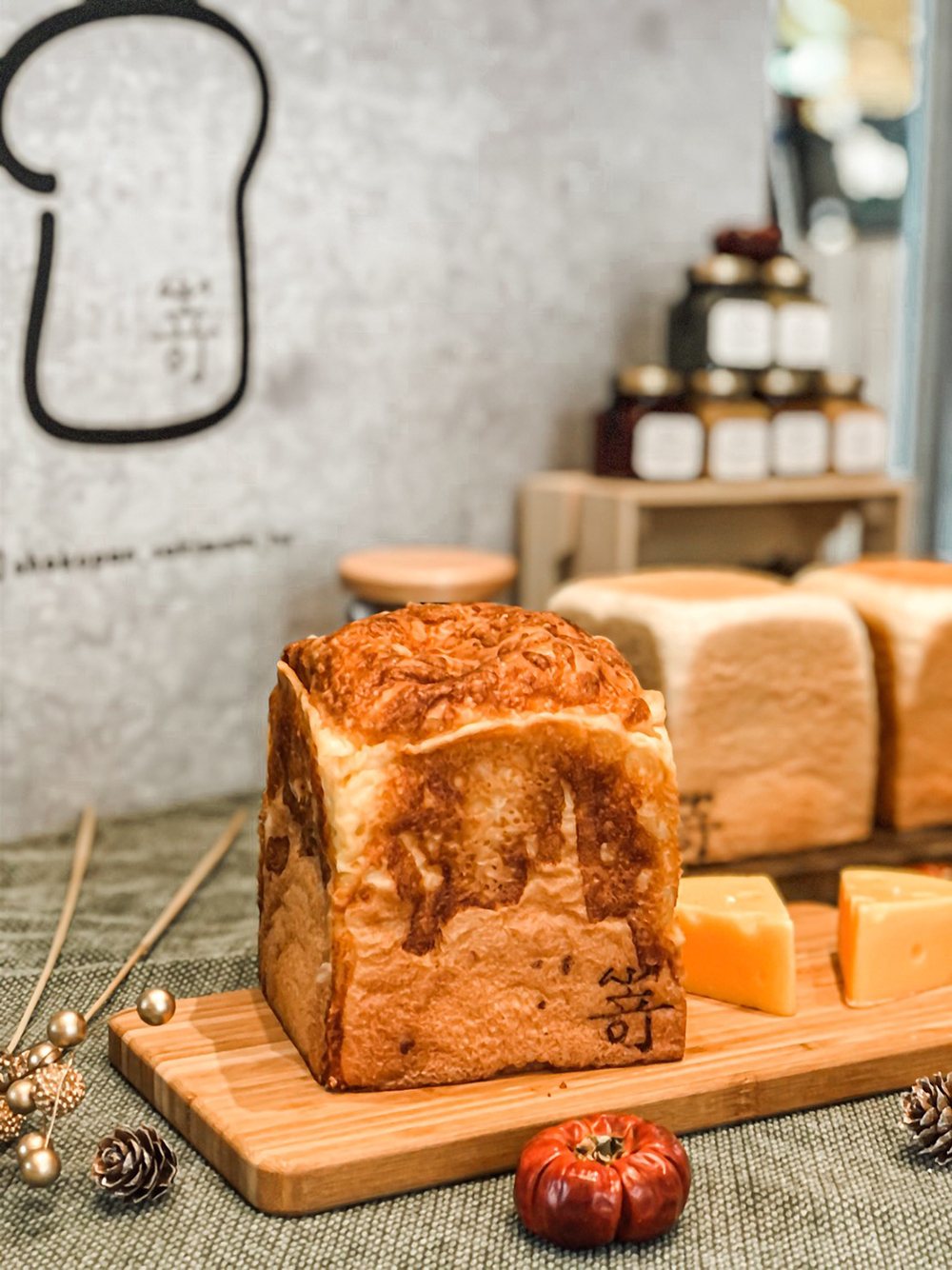 日本人氣高級生吐司專賣店「嵜本 SAKImoto Bakery」落腳台北中山！鹹口味「極起士」吐司獨賣、15 種原裝果醬登場