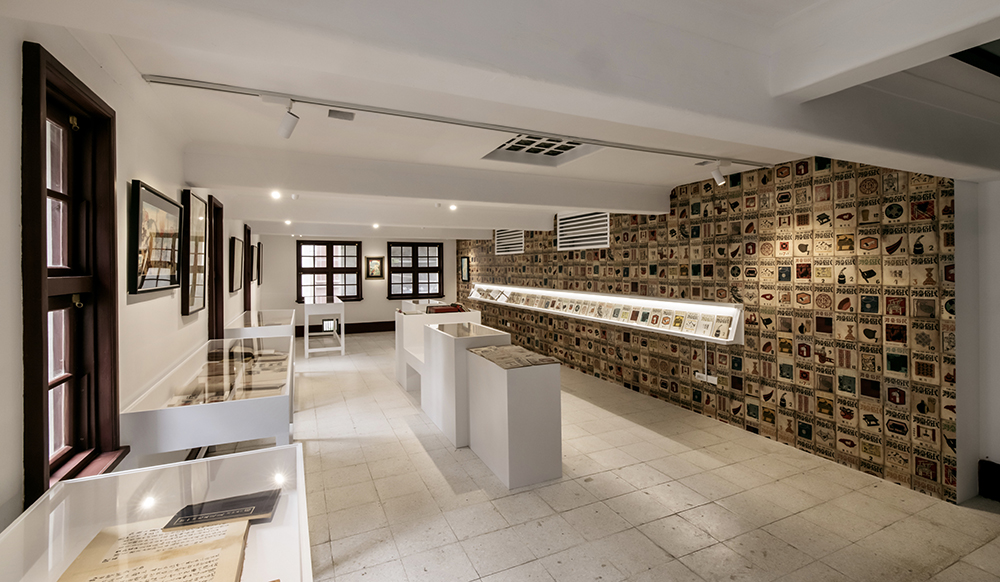 古蹟新竹州圖書館睽違 36 年再開放！3 公尺高書海、光影鏤空海報於經典洗石子建築中亮相