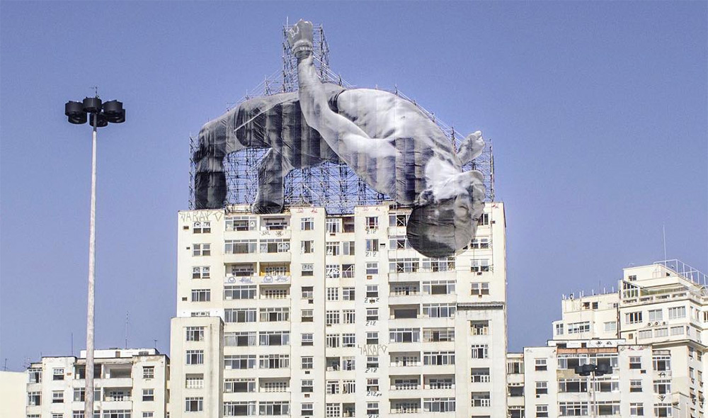 飛越負面印象，藝術家為里約奧運帶來巨型撐竿跳人像