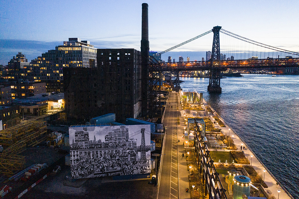 法國影像藝術家 JR 在紐約的最大作品！千張紐約居民的生活百態攝影組合於東河岸展出中