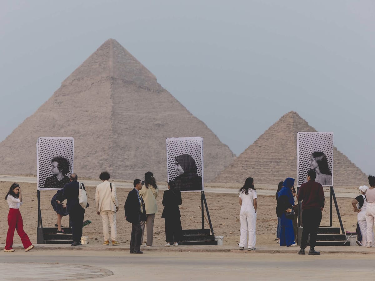埃及全新黑白藝術金字塔！法國藝術家JR打造「金字塔快照機」反思永恆與短暫