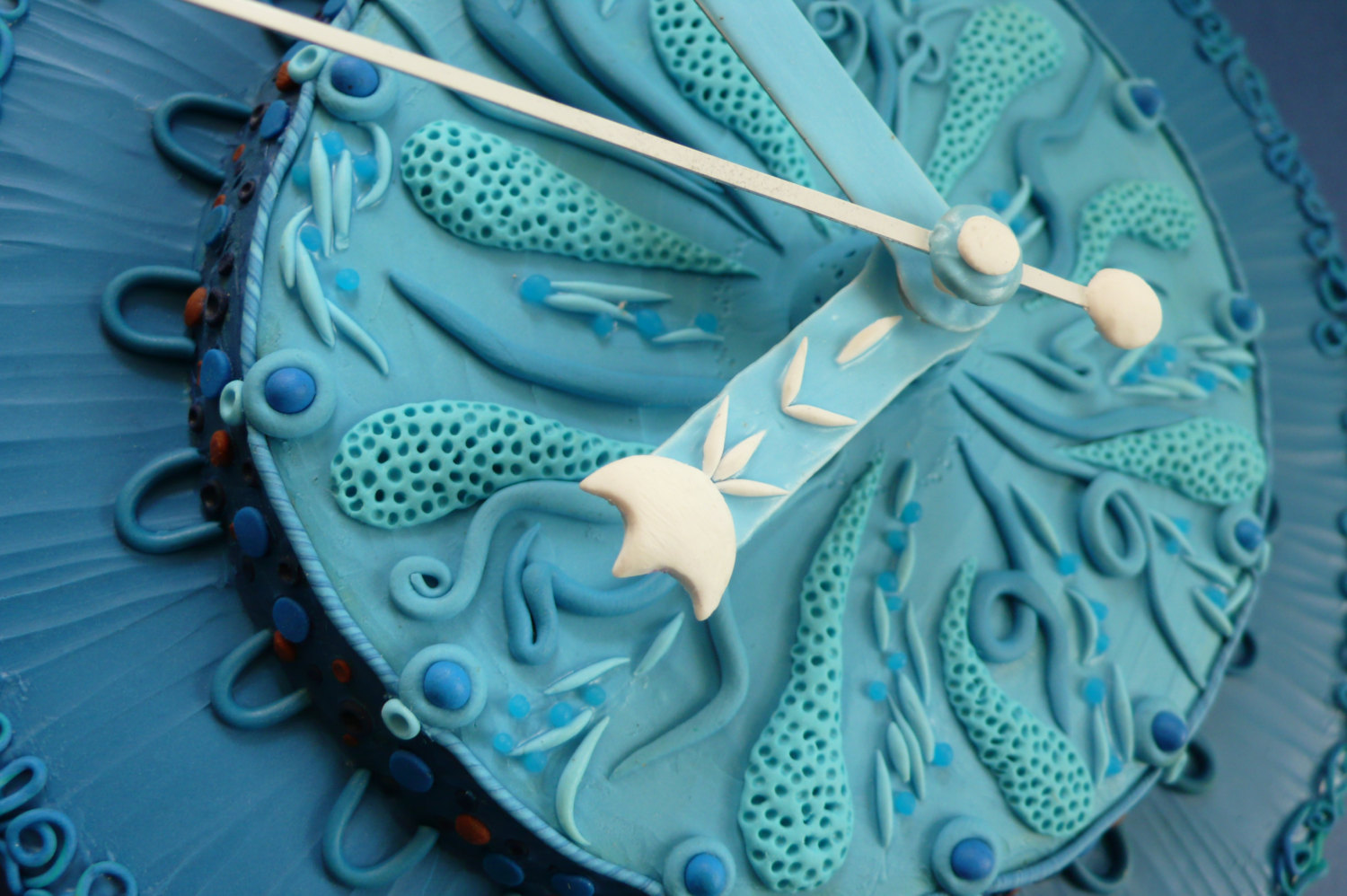 這次不走極簡風，捏陶手作系童話風時鐘也很美！