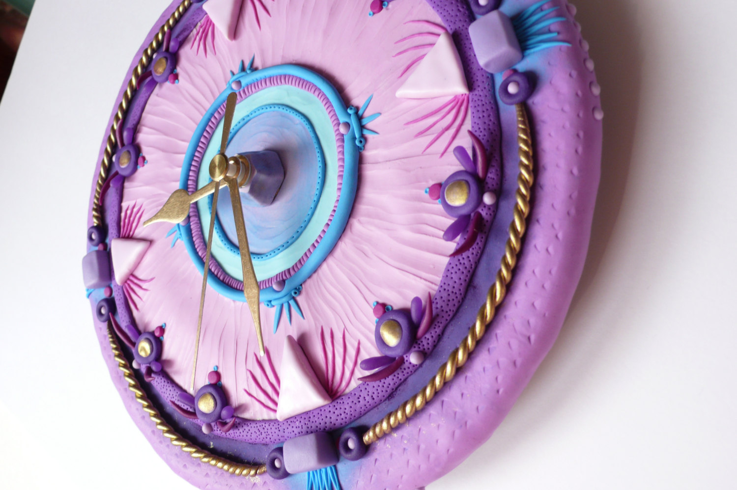 這次不走極簡風，捏陶手作系童話風時鐘也很美！