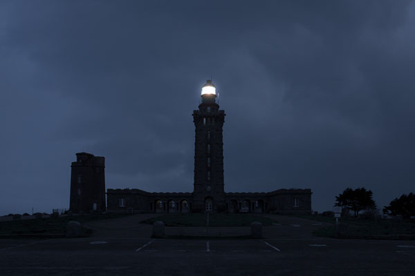 當世界只剩下一盞燈的燈光，濃濃孤寂感攝影集