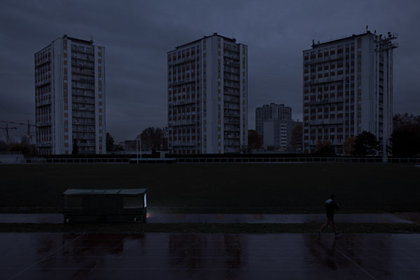 當世界只剩下一盞燈的燈光，濃濃孤寂感攝影集