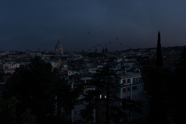 當世界只剩下一盞燈的燈光，濃濃孤寂感攝影集