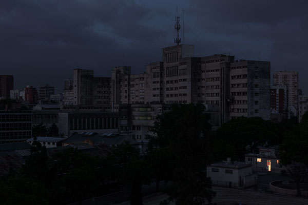 當世界只剩下一盞燈的燈光，濃濃孤寂感攝影集