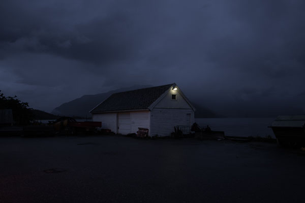 當世界只剩下一盞燈的燈光，濃濃孤寂感攝影集