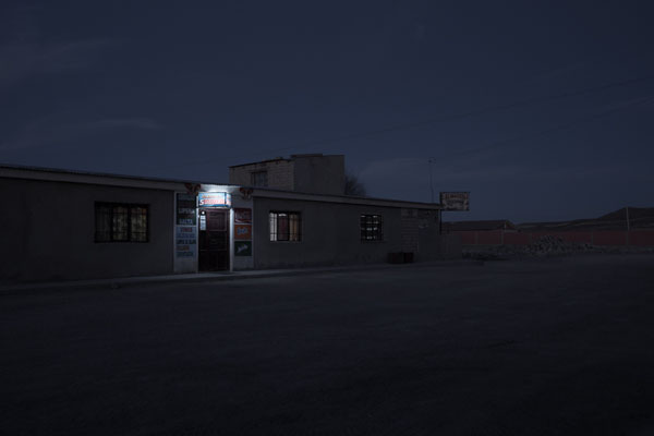 當世界只剩下一盞燈的燈光，濃濃孤寂感攝影集