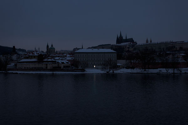 當世界只剩下一盞燈的燈光，濃濃孤寂感攝影集