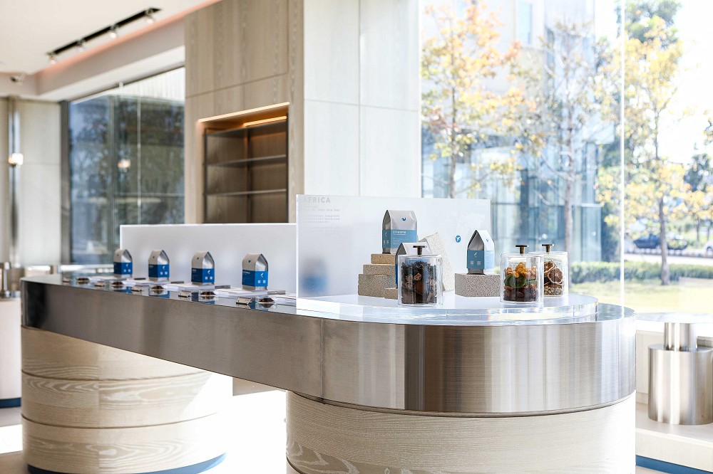 台中kafeD水湳旗艦店亮點！包浩斯風格空間結合專業咖啡體驗、甜點工藝