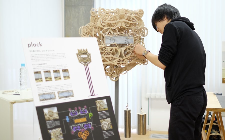 書き時計：藝術系學生用四百片可動零件做成木頭機械鐘