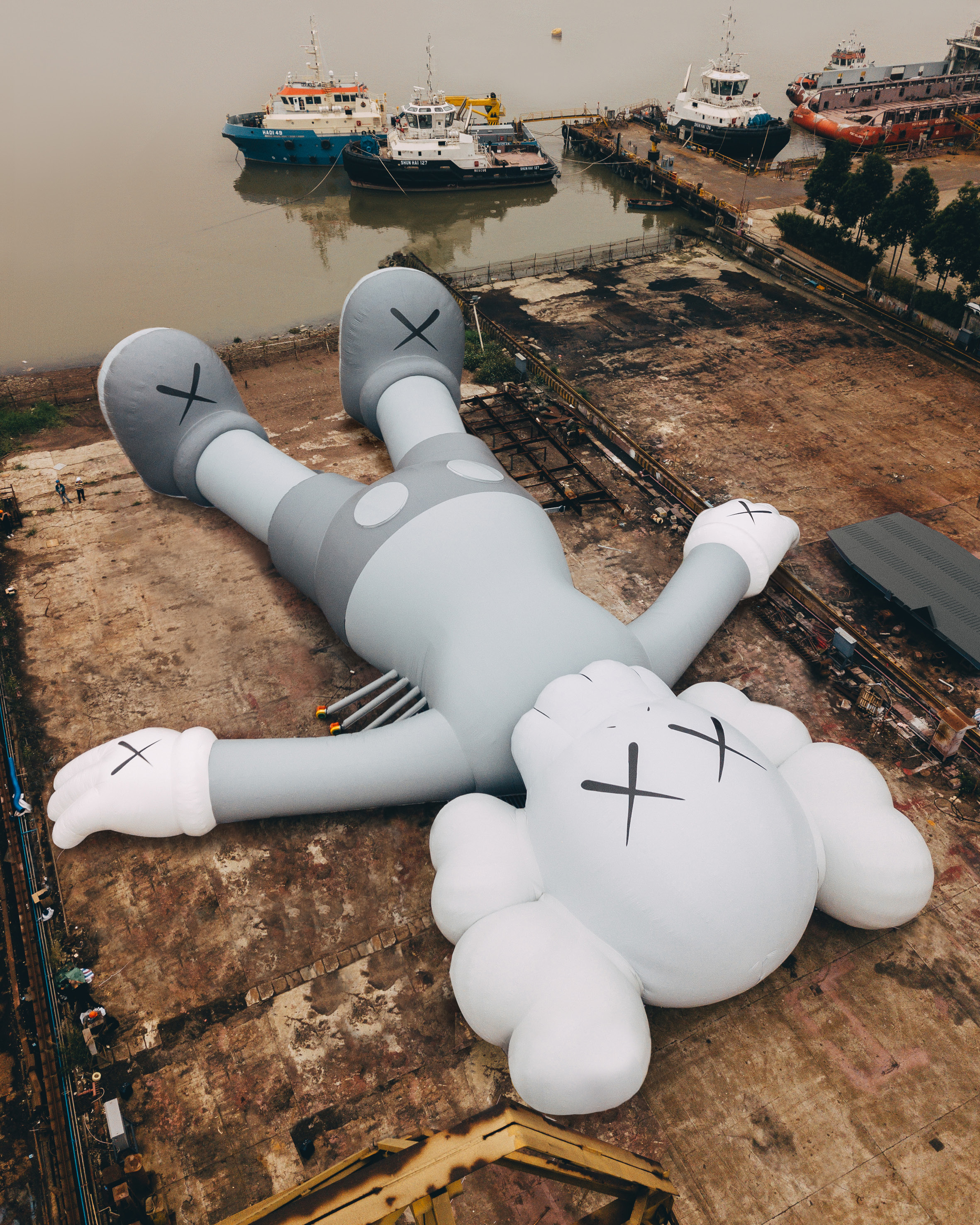 KAWS 至今最大型臥姿藝術作品在香港維港！37米巨型雕塑3月下旬登場！
