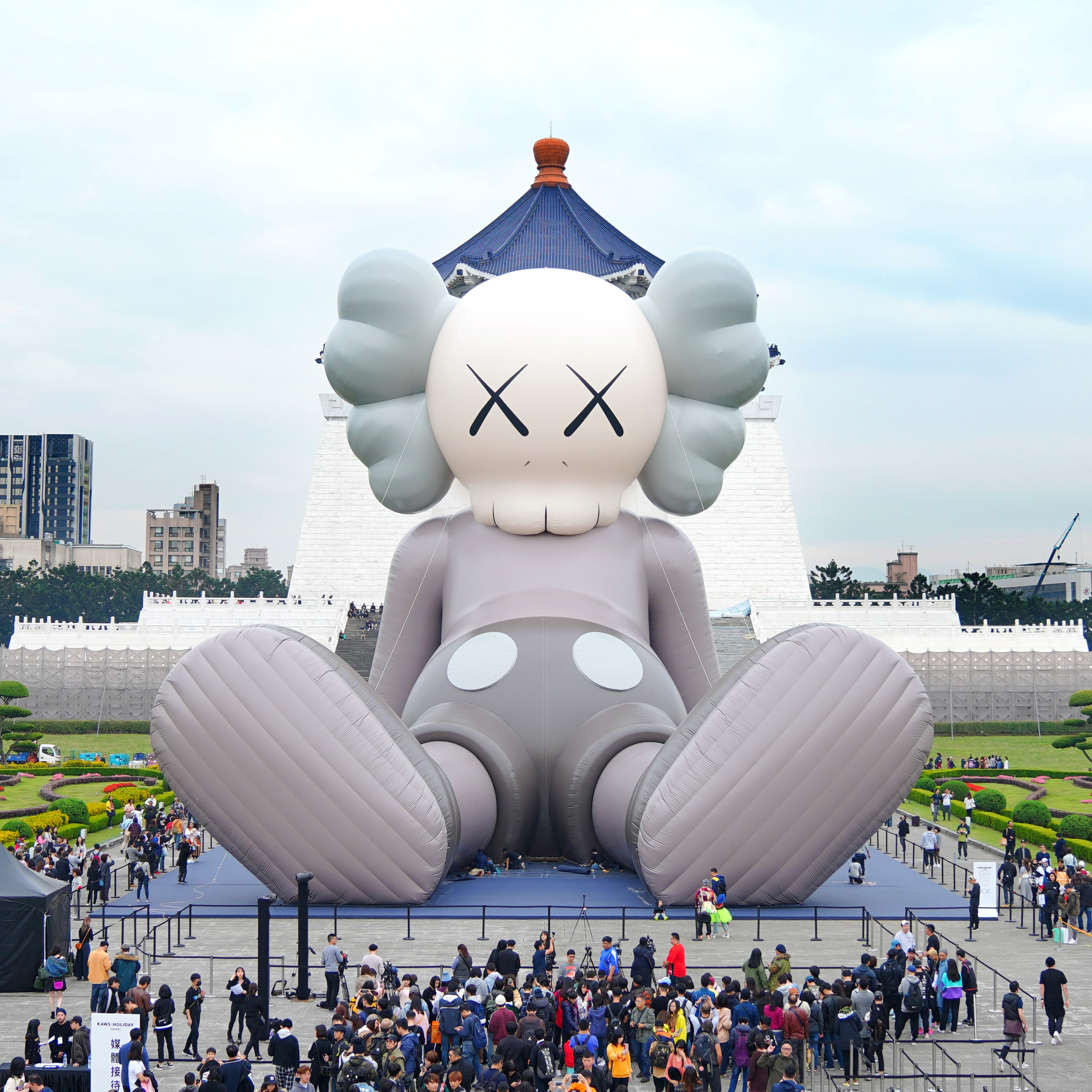 KAWS 至今最大型臥姿藝術作品在香港維港！37米巨型雕塑3月下旬登場！