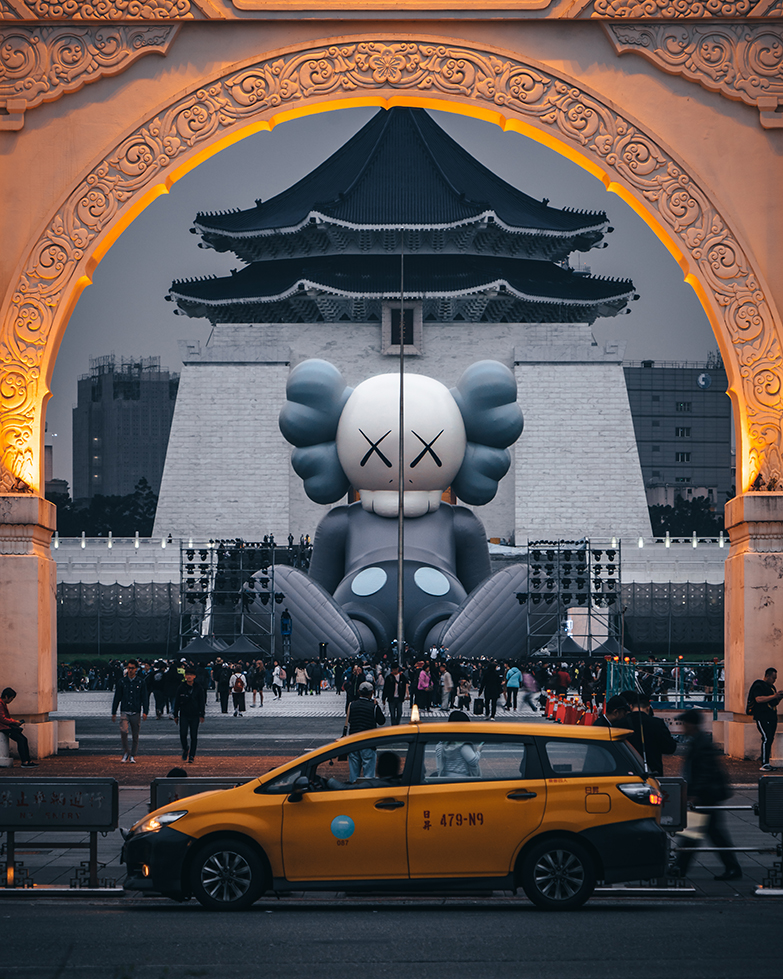 KAWS 至今最大型臥姿藝術作品在香港維港！37米巨型雕塑3月下旬登場！