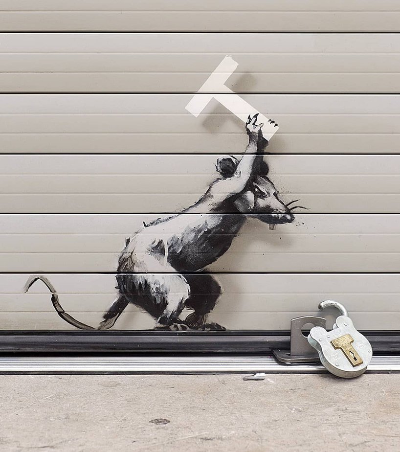 Banksy 最新作品「Keep Ou」現身希斯洛機場海關？小老鼠撬鎖蔑視英國脫歐的決議