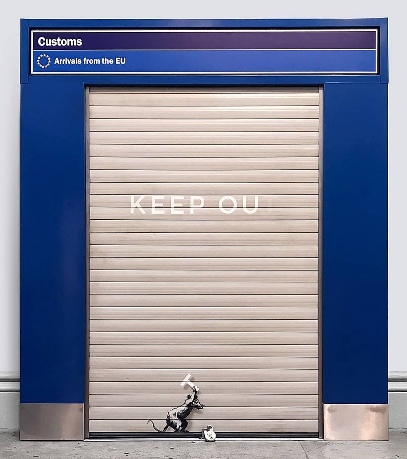 Banksy 最新作品「Keep Ou」現身希斯洛機場海關？小老鼠撬鎖蔑視英國脫歐的決議