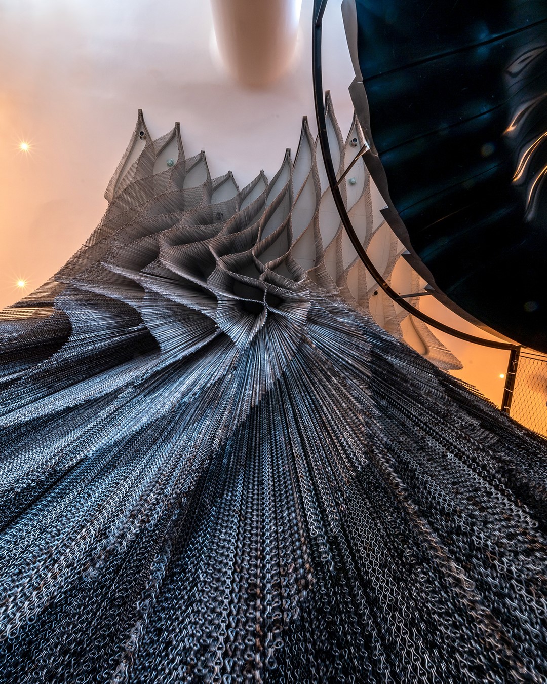 隈研吾遇上高第建築！西班牙Casa Batlló光影閃耀的沉浸金屬鍊簾幕樓梯