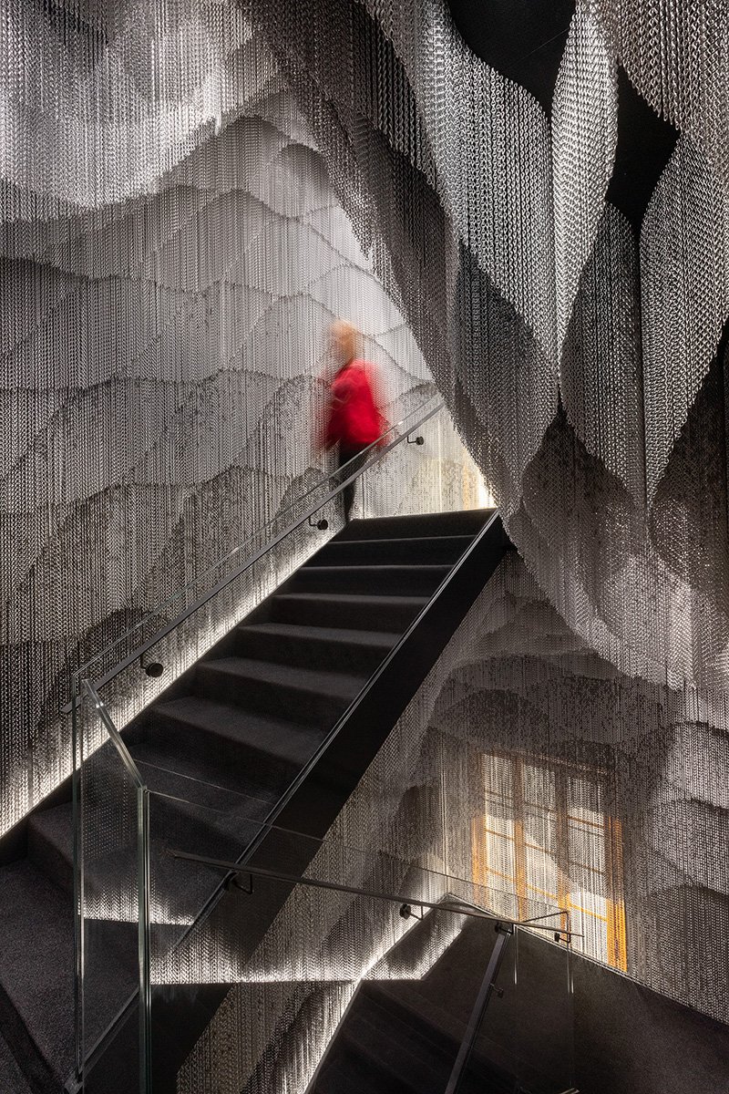 隈研吾遇上高第建築！西班牙Casa Batlló光影閃耀的沉浸金屬鍊簾幕樓梯