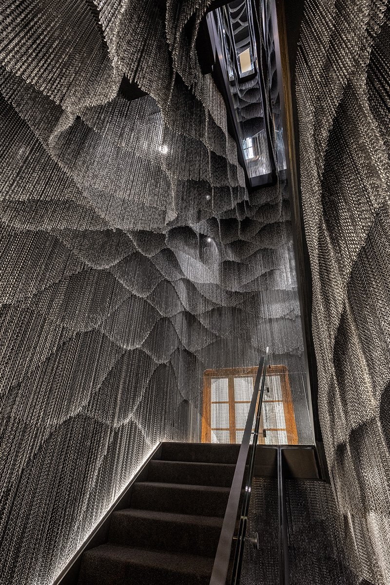 隈研吾遇上高第建築！西班牙Casa Batlló光影閃耀的沉浸金屬鍊簾幕樓梯