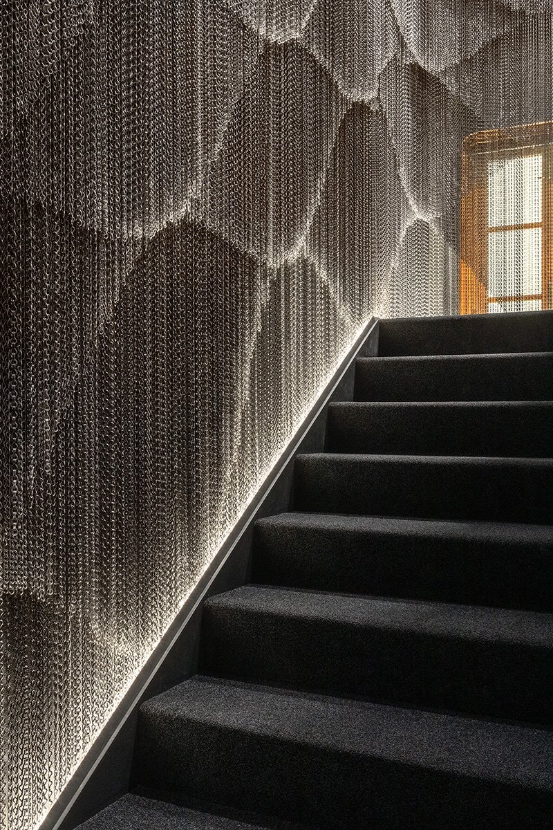 隈研吾遇上高第建築！西班牙Casa Batlló光影閃耀的沉浸金屬鍊簾幕樓梯
