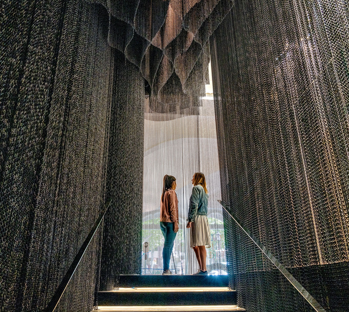 隈研吾遇上高第建築！西班牙Casa Batlló光影閃耀的沉浸金屬鍊簾幕樓梯